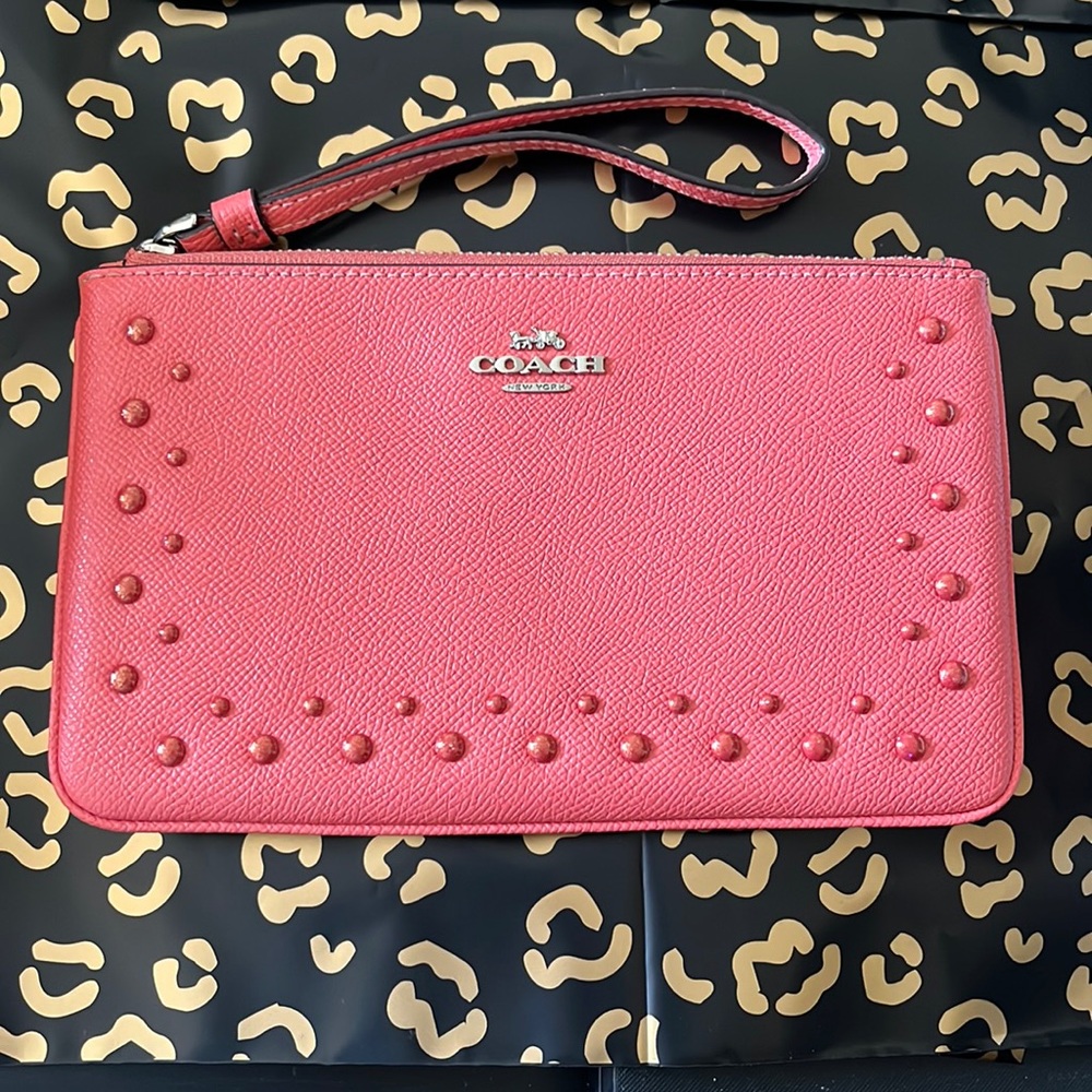 Coach zip top wristlet 6 credit card slots 1 large slot salmon pink peach clean